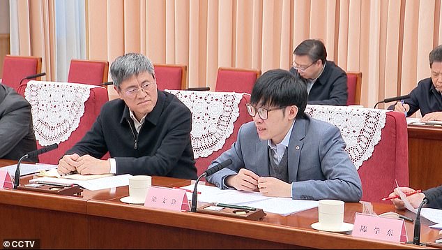 En la foto está Liang Wenfeng, fundador de la startup china de IA Deepseek, hablando en el simposio presidido por el primer ministro chino Li Qiang el 20 de enero de 2025