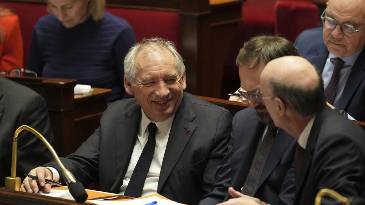 El nuevo primer ministro francés, François Bayrou, sobrevive a la moción de censura
