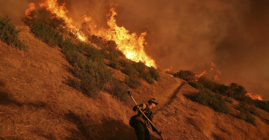 El número de muertos asciende a 16 mientras los bomberos ganan terreno en Los Ángeles
