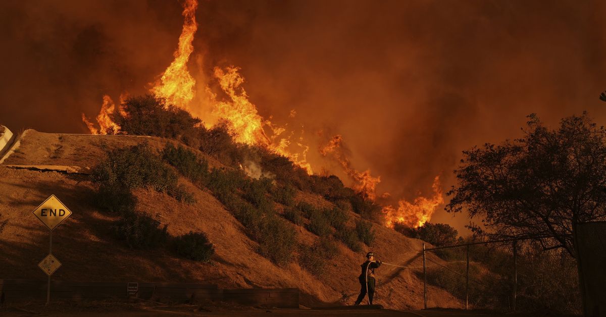 El número de muertos aumenta a 24 mientras las cuadrillas intentan acorralar los incendios en Los Ángeles antes de que regresen los vientos
