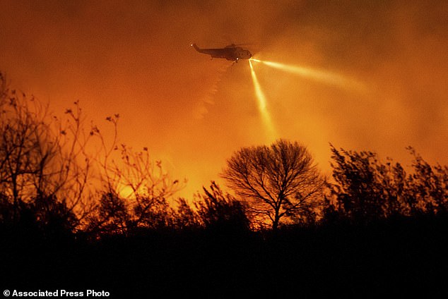 Las autoridades advirtieron a cualquiera que se encuentre cerca de los incendios que esté preparado para huir en cualquier momento, en medio de preocupaciones de que los vientos crecientes provoquen nuevos incendios y aviven las llamas de los que ya están ardiendo.