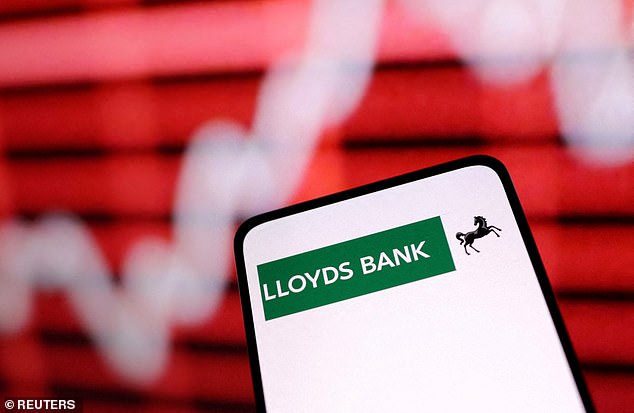 Se ha informado al personal directivo de Lloyd's Banking Group que la empresa podría reducir sus bonificaciones si no acuden a la oficina al menos dos veces por semana.