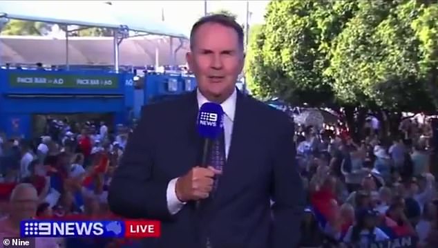 El presentador de noticias de Vetern Channel 9, Tony Jones (en la foto), ha sido criticado después de burlarse de Novak Djokovic frente a legiones de fanáticos del jugador el viernes.