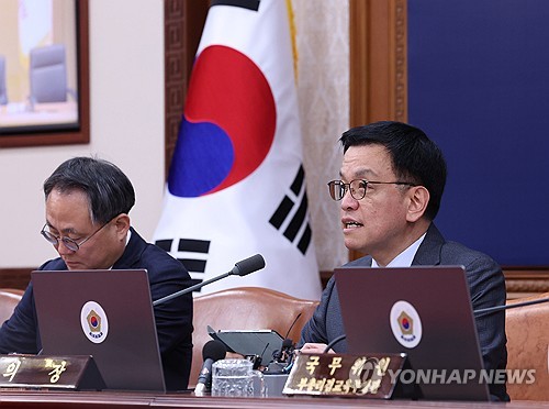 Acting President Choi voices strong regret over violence at court, orders thorough probe