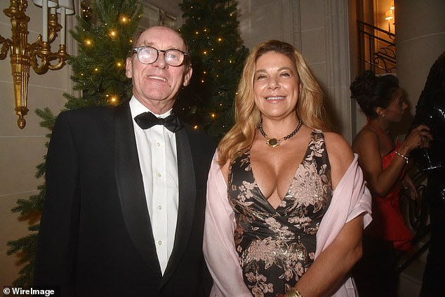 Carl-Eduard von Bismarck y Alessandra von Bismarck asisten a la edición 46.ª de la Gala Bests en el Hotel Four Seasons el 11 de diciembre de 2023 en París, Francia