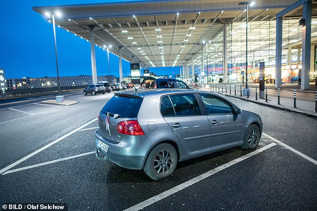 Aparentemente, el auto gris ha sido abandonado por su propietario desconocido directamente frente a la entrada al aeropuerto de Berlín.