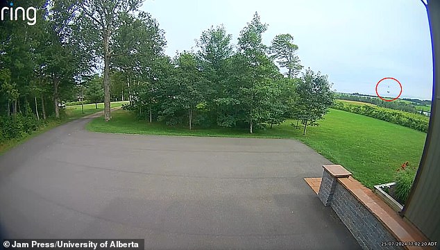 Los residentes de la Isla del Príncipe Eduardo, Canadá, quedaron desconcertados al descubrir que el timbre de su puerta había grabado el impresionante momento en que un meteorito se estrelló contra su entrada.