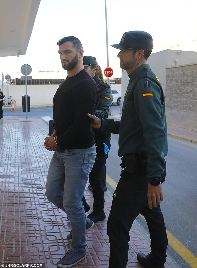 El sospechoso checo de 32 años frunció el ceño cuando lo condujeron al edificio del tribunal en la ciudad de Torrevieja, en la Costa Blanca, flanqueado por dos policías armados.