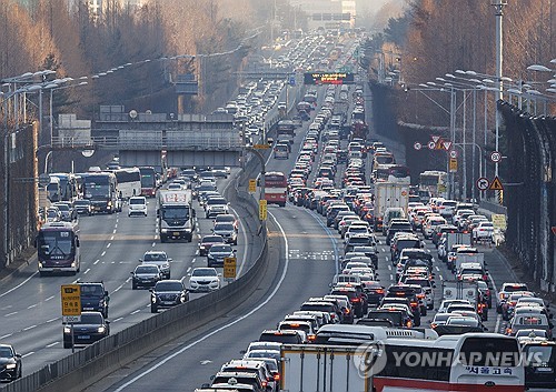 Traffic surges on highways on 2nd day of extended Lunar New Year holiday