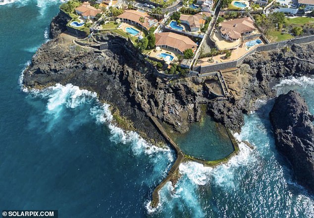 El jugador de 60 años fue una de las tres personas que tuvieron dificultades en el drama en Los Gigantes Natural Swimming Pool en el oeste de la isla