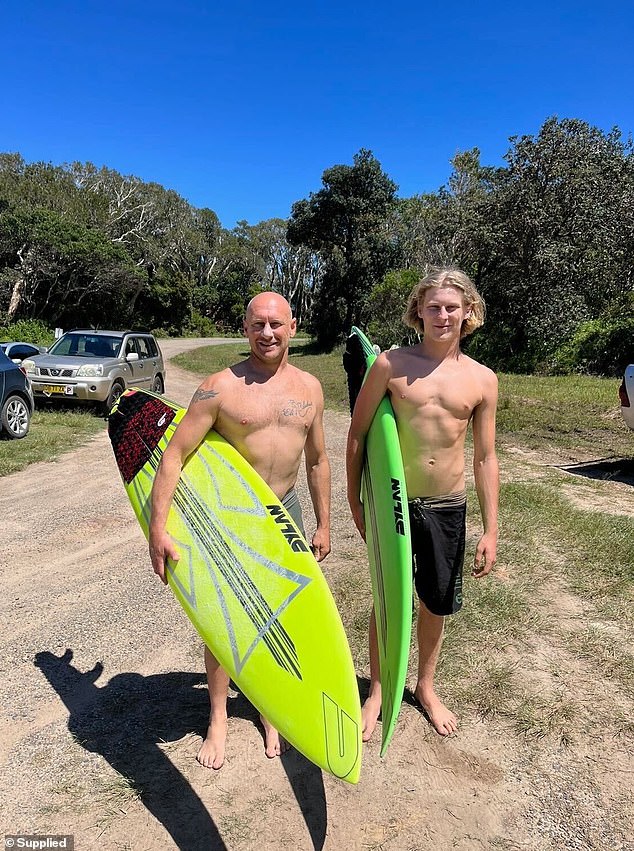 Eli Anderson (derecha) y su padre Luke (izquierda) han surfeado en su descanso local en Emerald Beach NSW toda su vida, pero nunca consideraron a los delfines como una amenaza.