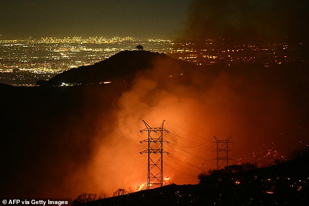 La empresa de energía Edison International está siendo investigada por un posible vínculo con uno de los incendios forestales que actualmente azotan Los Ángeles.