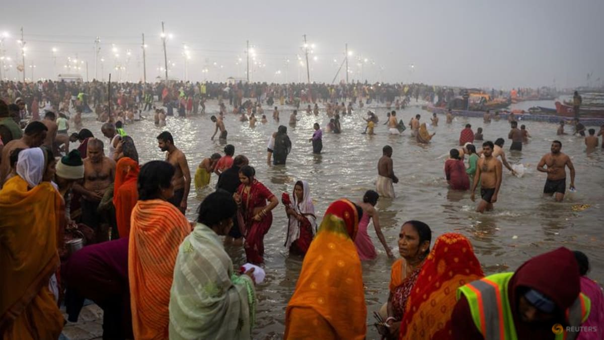 En el festival Maha Kumbh de la India, 15 millones de personas se bañan sagradamente el primer día
