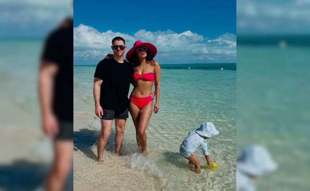 En el que Priyanka Chopra y Nick Jonas posan en la playa. Bono - Malti Marie
