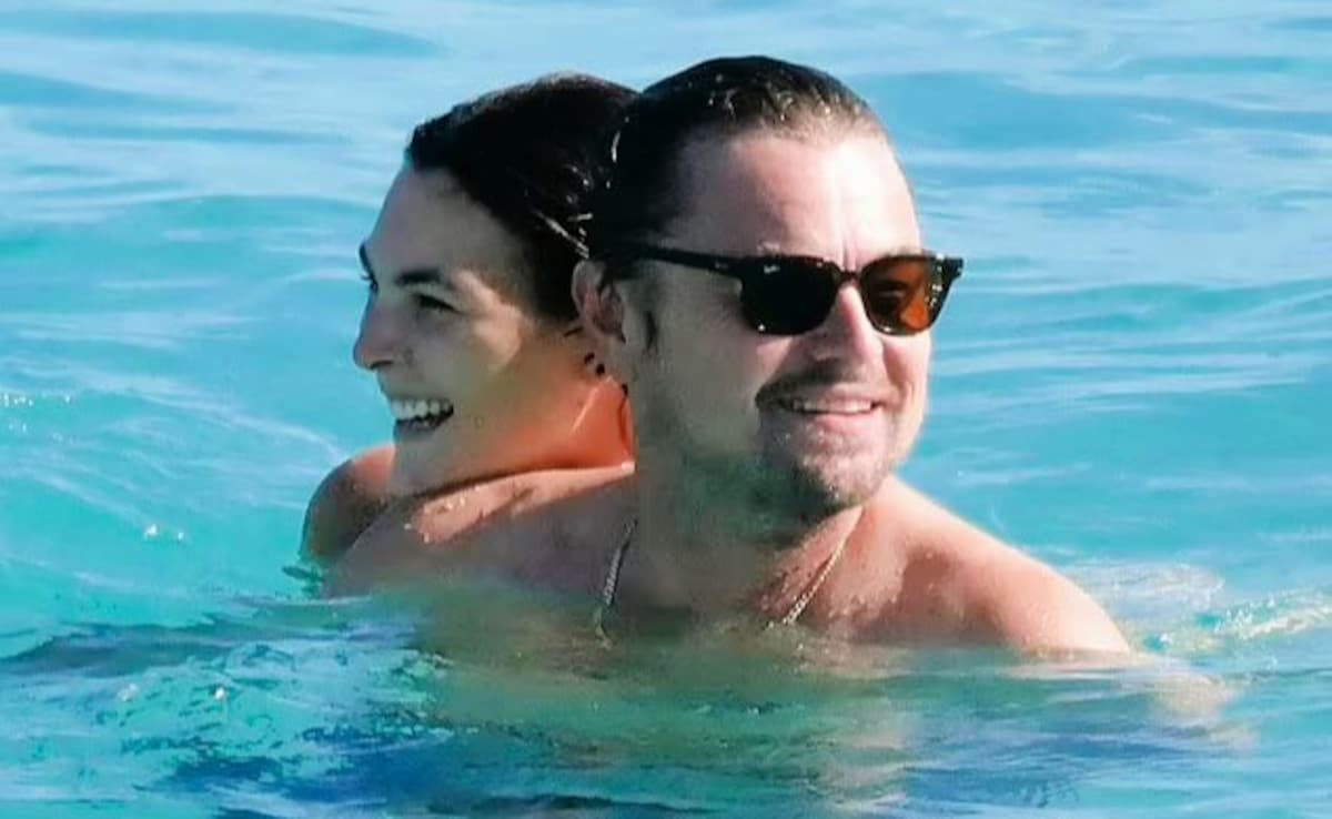 En fotos: Leonardo DiCaprio y su rumoreada novia Vittoria Ceretti fueron vistos nadando en la isla de St Barts
