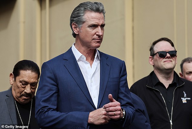 Según una nueva encuesta de DailyMail.com, casi la mitad de los californianos cree que el gobernador Gavin Newsom es muy responsable o algo responsable de los daños causados ​​por las llamas.