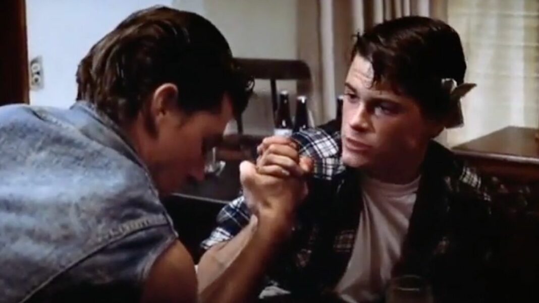 Esa vez Tom Cruise y Rob Lowe tuvieron que vivir con Greasers de la vida real mientras filmaban The Outsiders
