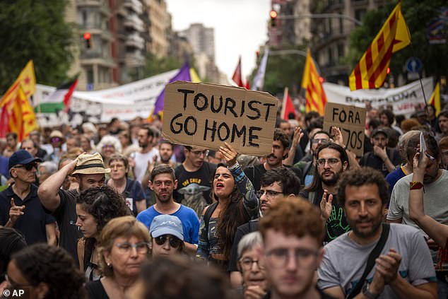 Manifestantes marchan gritando consignas contra el Barcelona Fan Festival de Fórmula 1 en el centro de Barcelona, ​​España, el miércoles 19 de junio.