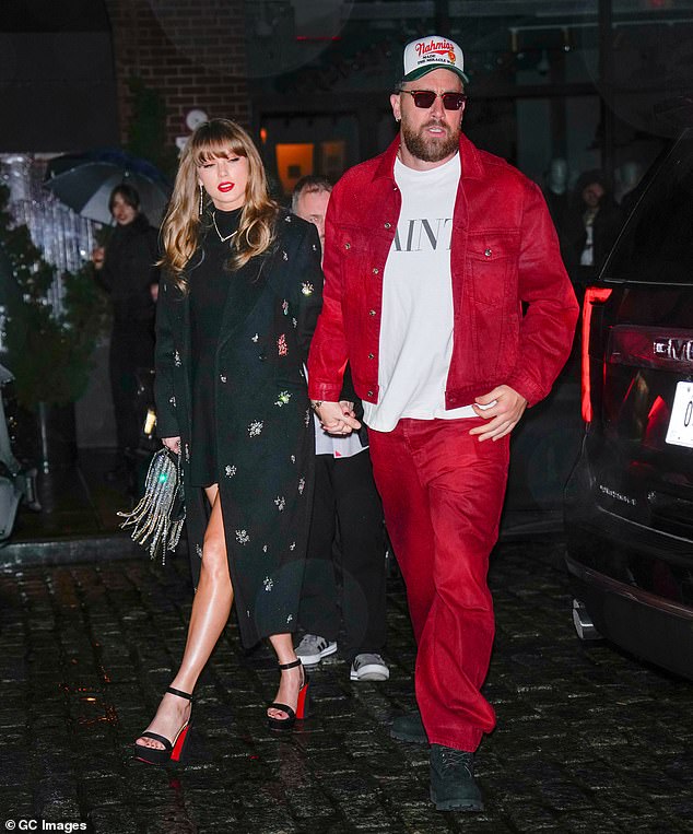 Si realmente quieres una vida feliz, los científicos de la Universidad de Durham dicen que es mejor que la pareja masculina sea la que gane más. En la foto: Taylor Swift y Travic Kelce.