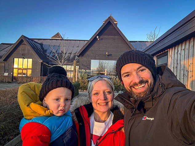 Edward Bull, de 44 años, (en la foto con su esposa e hijo) fue testigo de la 