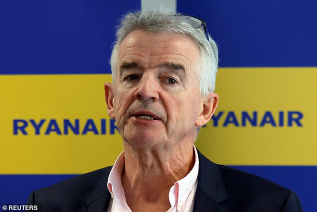 La aerolínea, dirigida por Michael O'Leary (en la foto), dijo que un límite de dos bebidas resultaría en 