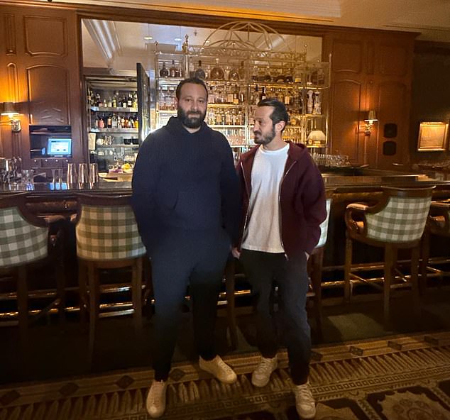 David Patrikarakos con su hermano Philip dentro del Hotel Península de Beverly Hills