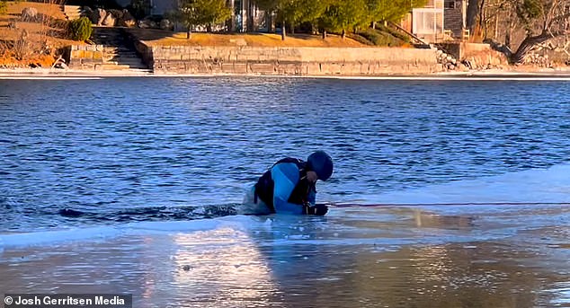 Un experto ha revelado consejos sobre cómo escapar si caes a través del hielo hacia aguas oscuras y heladas este invierno.