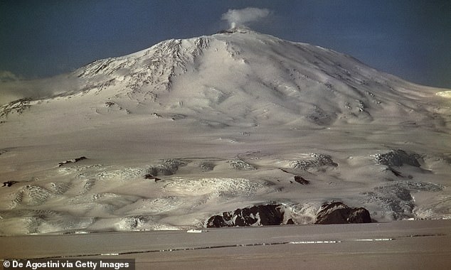 Los expertos han advertido sobre un fenómeno recién descubierto en la Antártida que podría aumentar la actividad volcánica y el aumento global del nivel del mar. En la foto aparece el Monte Erebus, el volcán activo más grande del continente.