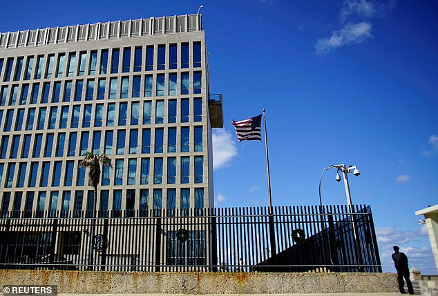 El síndrome surgió por primera vez en la embajada de Estados Unidos en La Habana (en la foto) cuando empleados del gobierno de repente se vieron afectados por la misteriosa enfermedad.