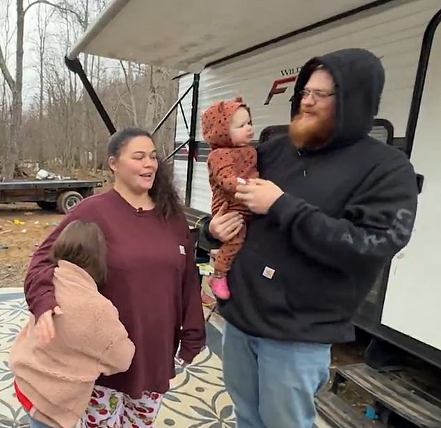 Familias en Carolina del Norte TODAVÍA viven en tiendas de campaña después del huracán Helene... ahora se acerca una tormenta invernal mortal
