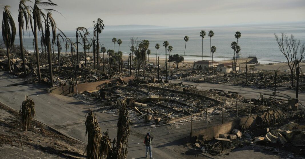 Familias en shock comienzan a visitar sus casas calcinadas en el área de Los Ángeles
