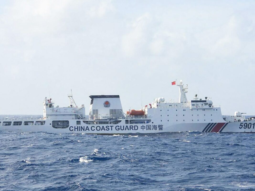 Filipinas protesta por el despliegue de un 'barco monstruo' por parte de China en zona marítima
