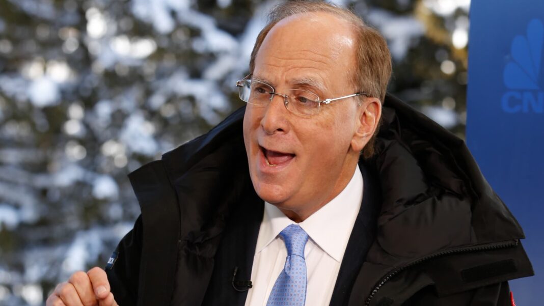 Fink de BlackRock ve riesgos potenciales y dice que el mercado de bonos nos dirá hacia dónde vamos
