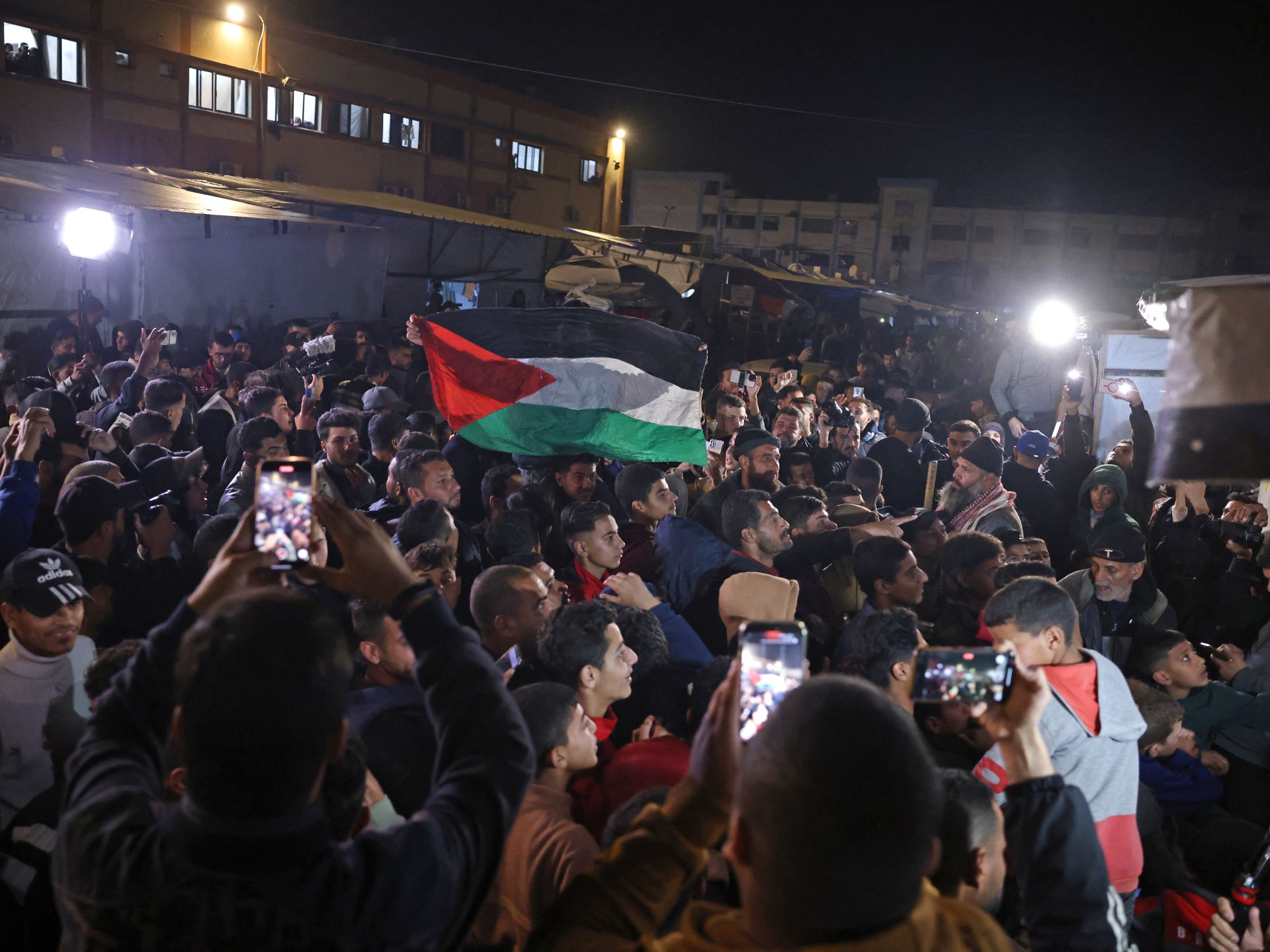 Fotos: Miles de personas en toda Gaza celebran el anuncio de alto el fuego
