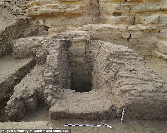 Entrada aérea a la red de tumbas que antes se pensaba que era un antiguo pozo excavado en la roca.