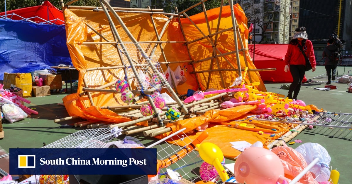 Fuertes vientos dañan ferias de año nuevo lunar en Hong Kong, forzando el cierre en 1
