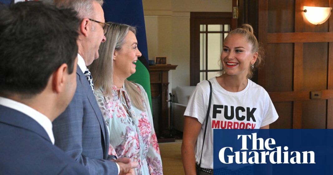 Grace Tame viste una camiseta anti-Murdoch en el té matutino del Australiano del Año del primer ministro
