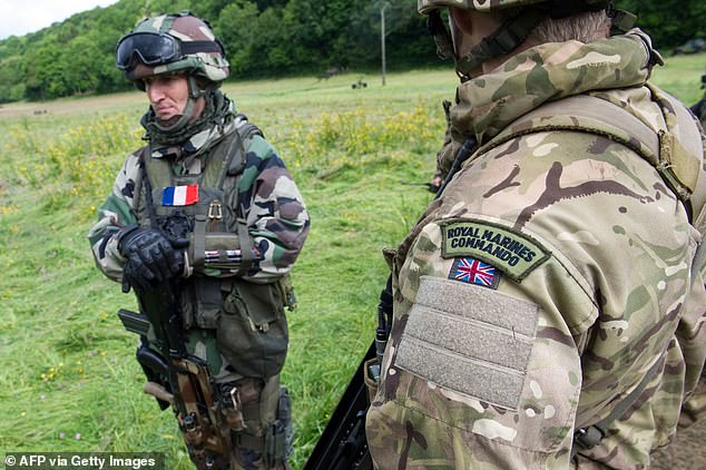 Un soldado francés y británico fotografiados juntos durante un ejercicio militar en el este de Francia en 2015.