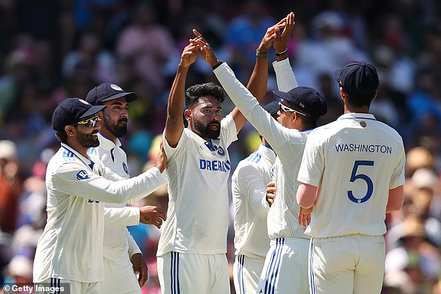 Mohammed Siraj celebra con sus compañeros tras despedir a Sam Konstas en el SCG