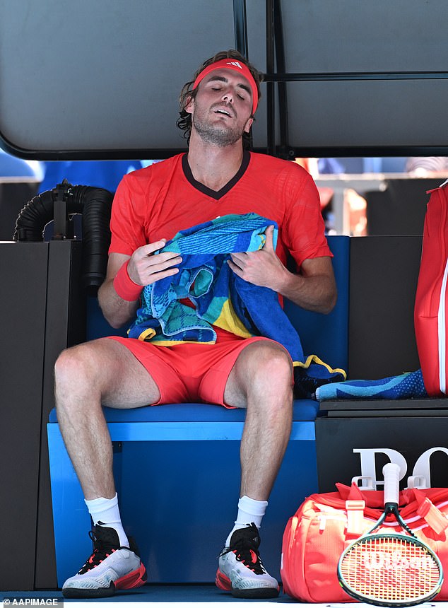 El sueño del Abierto de Australia ha terminado un año más para Stefanos Tsitsipas (en la foto), quien sufrió una sorprendente derrota en primera ronda el lunes.