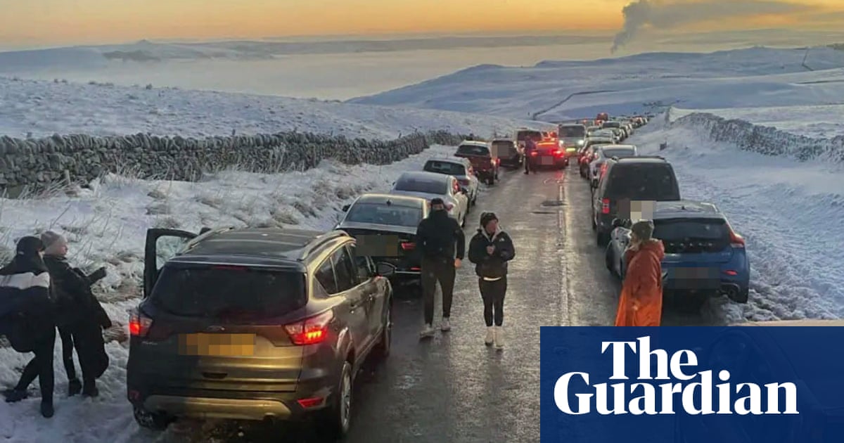 Gritters fue detenido por 200 autos estacionados en doble fila en la carretera Peak District, dice el consejo
