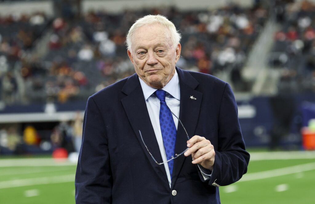 'Ha estado interpretando a un gerente general durante 35 años': los fanáticos de los Cowboys reaccionan al emotivo cameo de Jerry Jones en el programa de televisión 'Landman'
