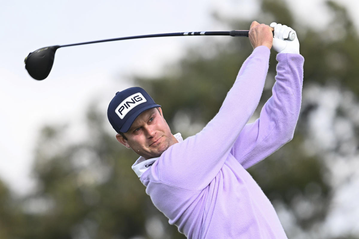 Harris English detiene a Sam Stevens por un tiro en el Farmers Insurance Open en Torrey Pines
