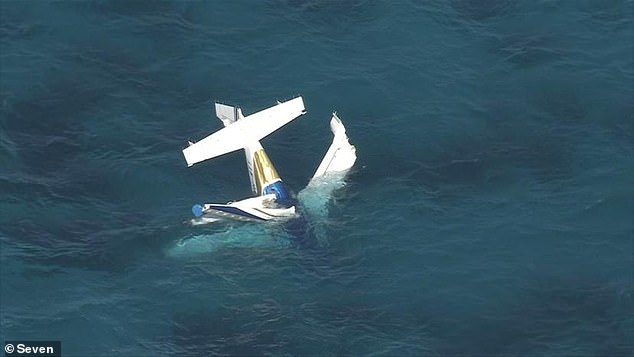 El avión chocó contra el agua (en la foto) en la isla Rottnest, cerca de la bahía Thompson, en Australia Occidental, alrededor de las 4 de la tarde del martes.