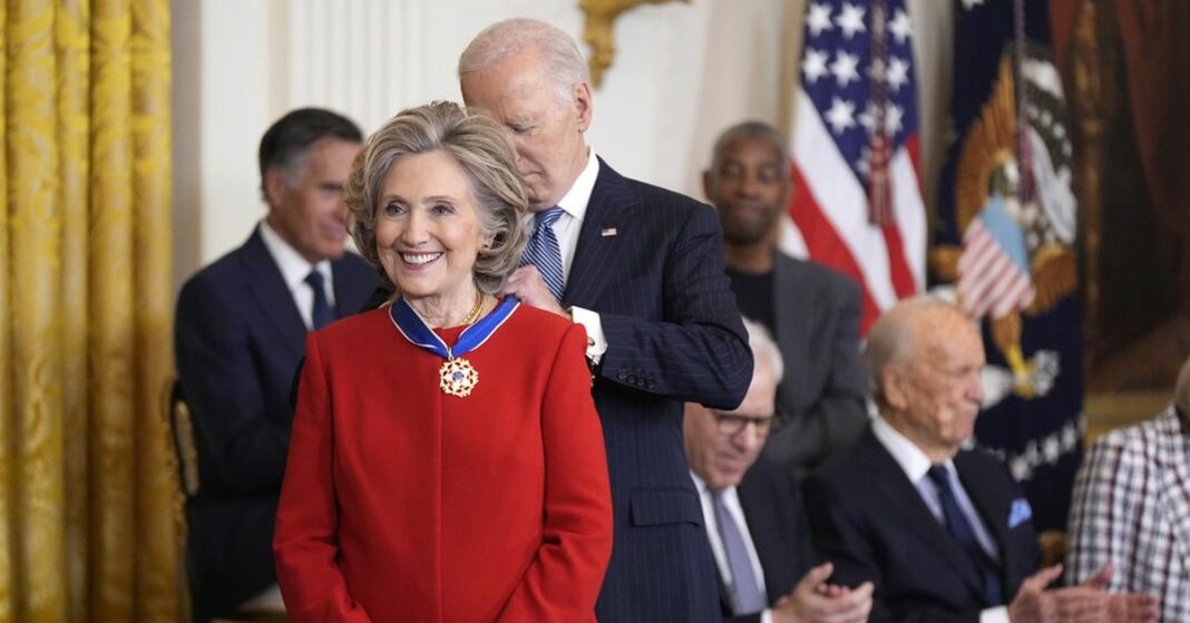 Hillary Clinton, Bono y Denzel Washington reciben la Medalla Presidencial de la Libertad 
