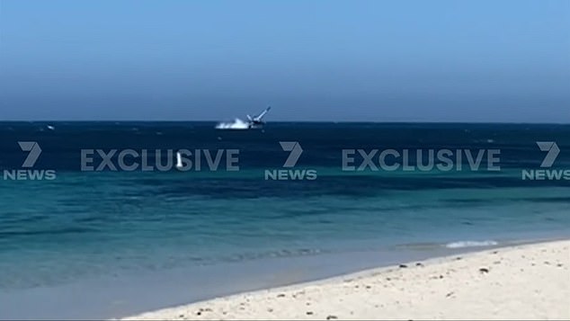 Bañistas filmaron el aterrador momento en que un hidroavión se estrelló en el océano