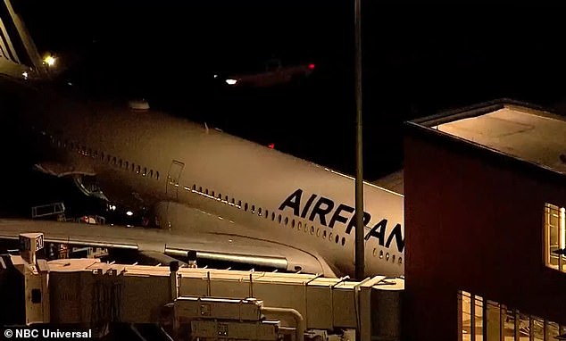 Un pasajero murió a bordo del vuelo de Air France de París a Boston a pesar de que un médico intentó salvarlo. El avión es fotografiado en el aeropuerto Logan anoche.