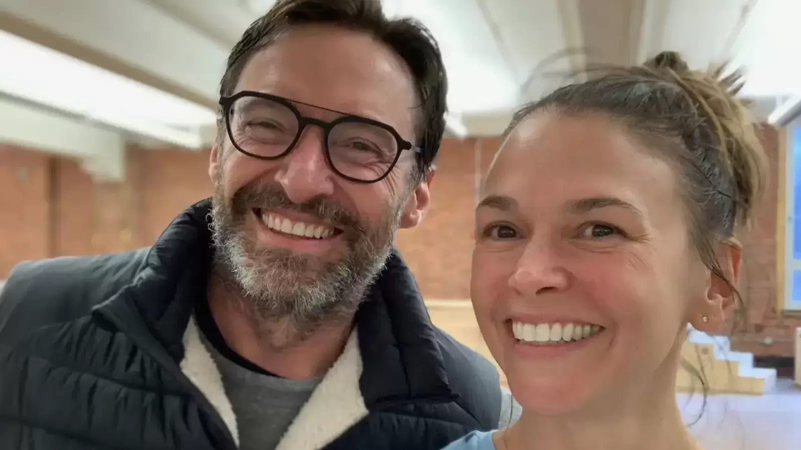 Hugh Jackman y Sutton Foster hacen público su romance secreto en una noche llena de PDA
