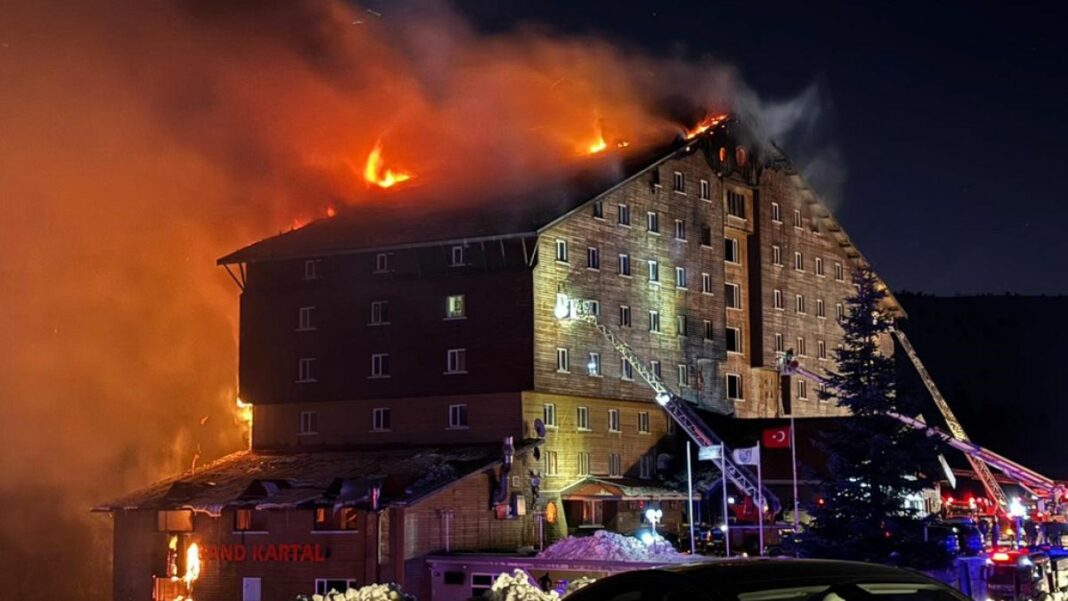 Incendio en una estación de esquí turca mata a 10 personas y hiere a 32
