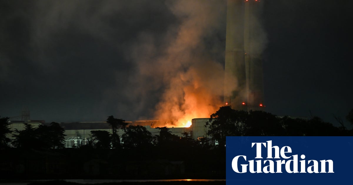 Incendio se reaviva en planta de baterías de California tras evacuaciones en medio de humo tóxico
